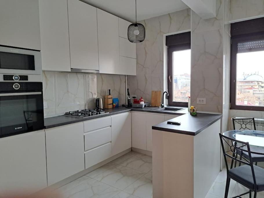 Classy Apartment With Parking In The City Center Bukarest Eksteriør billede