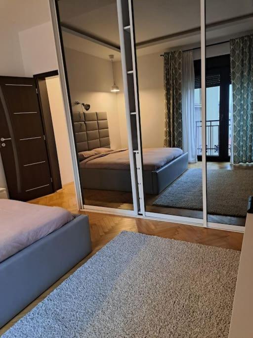 Classy Apartment With Parking In The City Center Bukarest Eksteriør billede