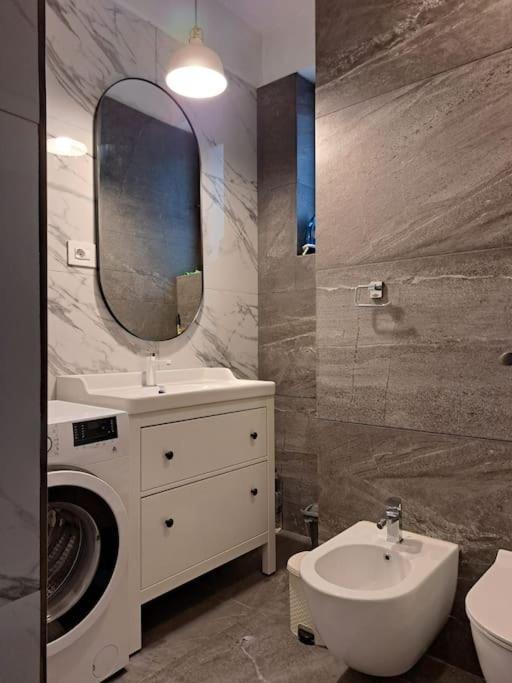 Classy Apartment With Parking In The City Center Bukarest Eksteriør billede