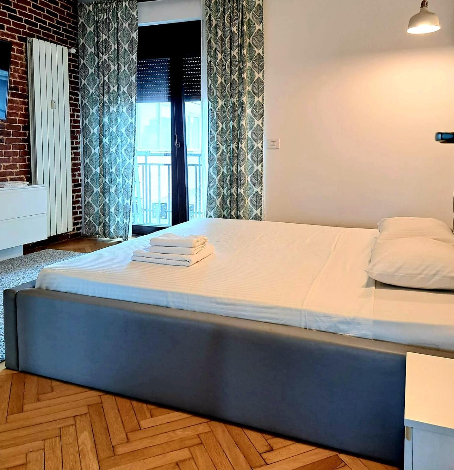 Classy Apartment With Parking In The City Center Bukarest Eksteriør billede