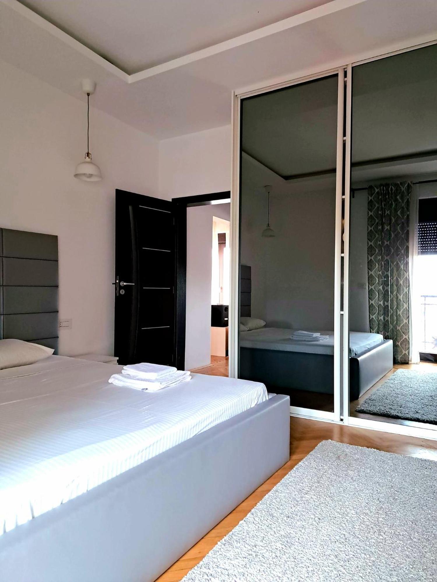 Classy Apartment With Parking In The City Center Bukarest Eksteriør billede